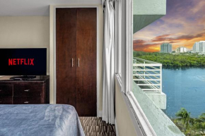 Ventur Gallery One Waterfront Pool and Bar